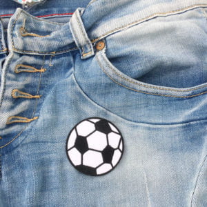 Tygmärke liten fotboll på jeans