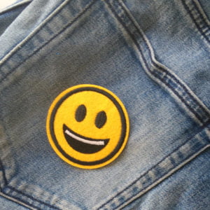 Glad Emoji öppen mun på Blå jeans - Applikaton - tygmärke