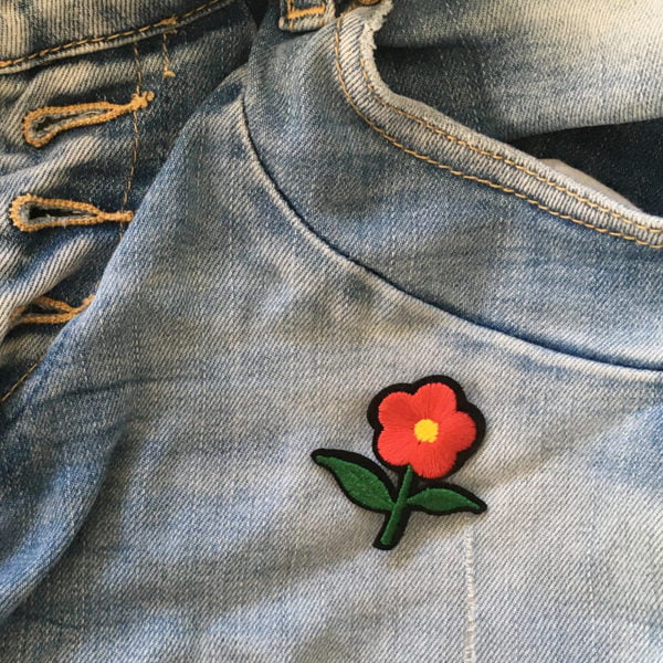 röd liten blomma - patch - tygmärke - jeans