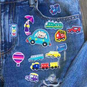 Tygmärken på jeans föreställande olika sorters tecknade fordon