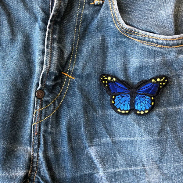 himmelsblå fjäril - tygmärke jeans