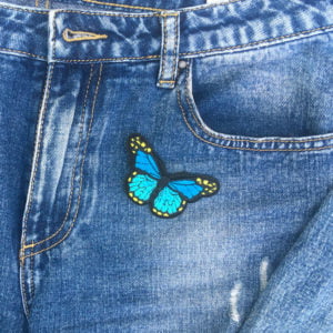 Fjäril blå gul jeans - tygmärke
