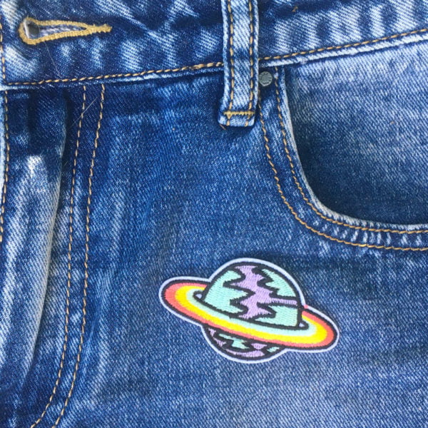 Färgglad ringplanet jeans - tygmärke