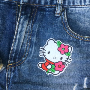 Hello Kitty Blomma jeans - tygmärke