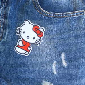Hello Kitty tummen upp jeans - tygmärke
