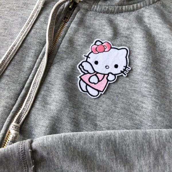 Broderat tygmärke föreställande Hello Kitty på tröja