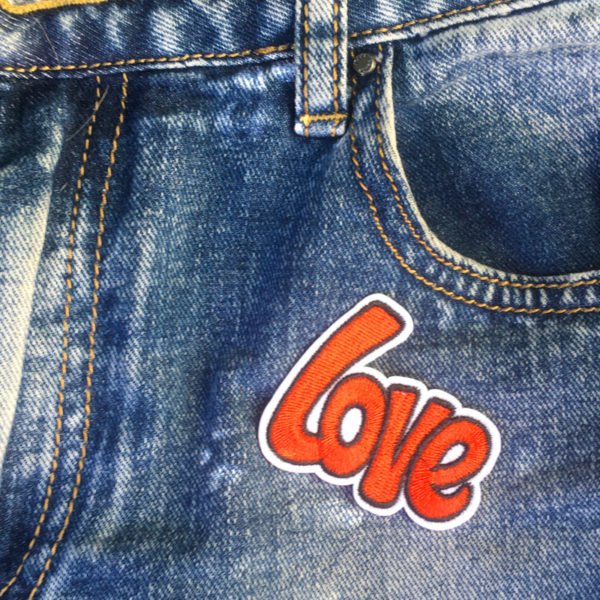 Textmotiv Love röd exempel på jeans - Tygmärke