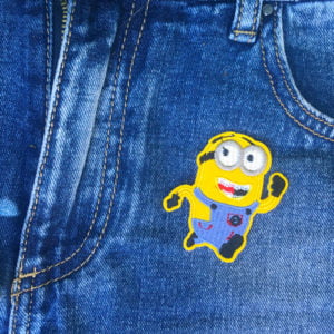 Springande minion på jeans - tygmärke