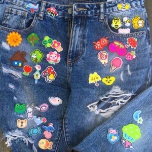 Blandade tygmärken för barn placerade på jeans