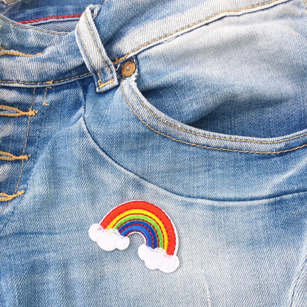 Färgglad regnbåge på jeans - tygmärke