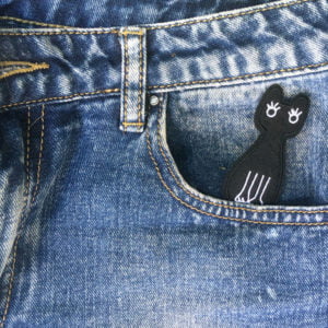 Svart katt kägla jeans - tygmärke