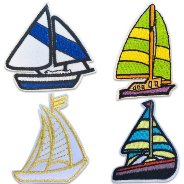 Tygmärken föreställande fyra båtar med segel i olika färger
