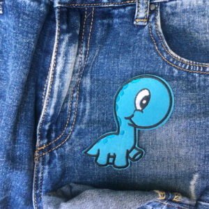 Vandrande Dino blå prickar jeans - tygmärke
