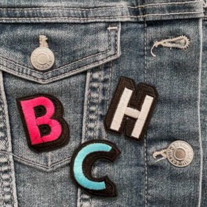 tygmärken bokstäver på jeansjacka
