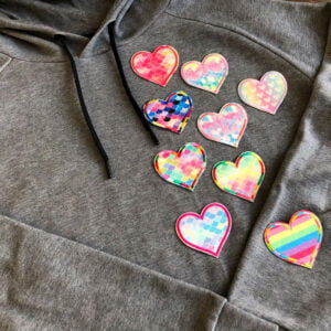 glittriga hjärtan i flera färger på tröja
