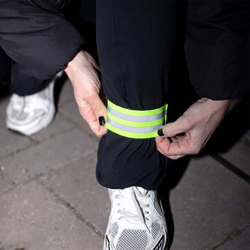 reflexarmband med kardborre runt fotleden