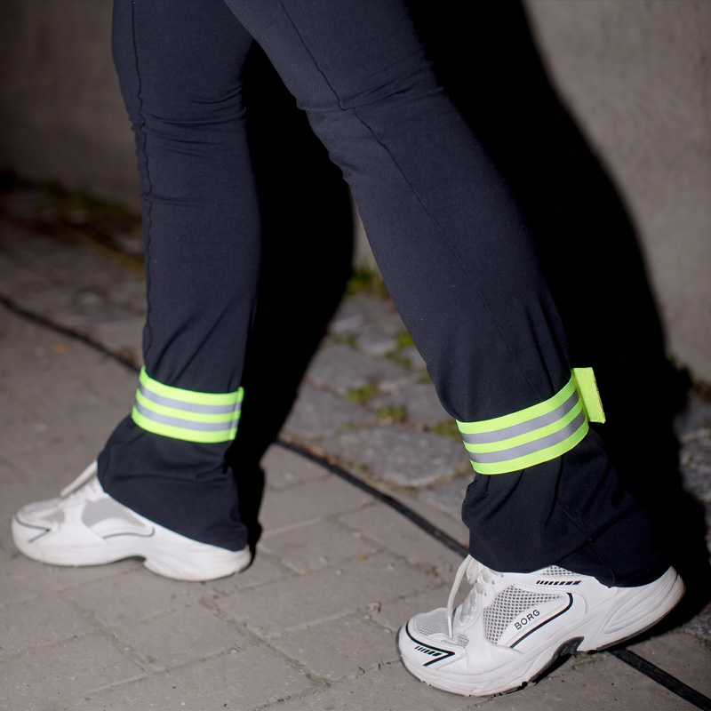 reflexarmband med kardborre runt fotleden