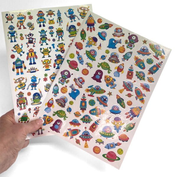 Stickers på ark tillverkade av papper föreställande robotar och rymdfigurer