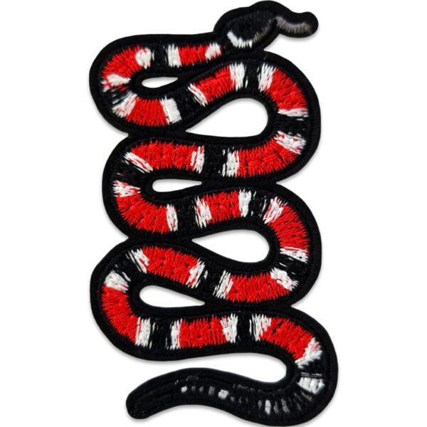 tygmärke orm röd svart