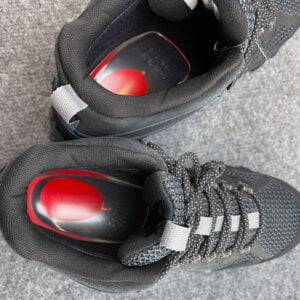 Röda hälkuddar av silikon för små kängor