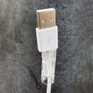 Självhäftande kabelhållare för USB sladd