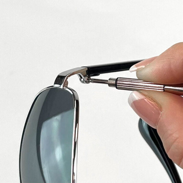 Skruvar fast en skruv i glasögon med en 3 i 1 skruvmejsel