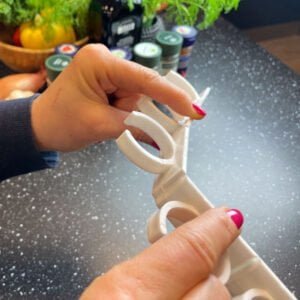 Självhäftande kryddställ som är delbart