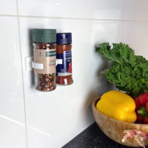 Självhäftande kryddställ för kryddburkar