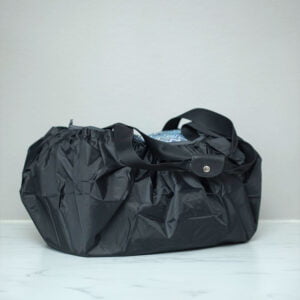 svart regn- och smutsskydd för väskan