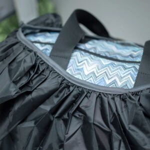 svart regnskydd för väskan