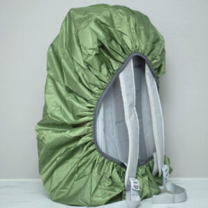 grönt regnskydd till ryggsäck