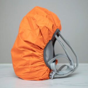 orange regnskydd till ryggsäck