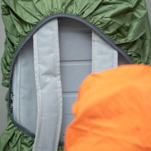 grönt regnskydd till ryggsäck